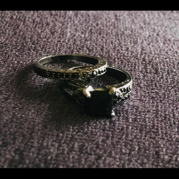 Beautiful women’s black wedding ring set - Picture 2 of 3